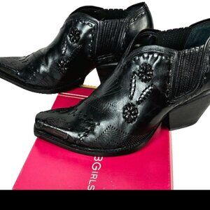 Black Leather 9.5 Bootie Ankle Pointy Slip On BCBGMaxAzria Perfect Condition